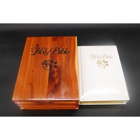 Vintage Cedar Wood Holy Bible Storage Box Red felt Lining UBC Local 2301 w/Bible - Picture 1 of 10